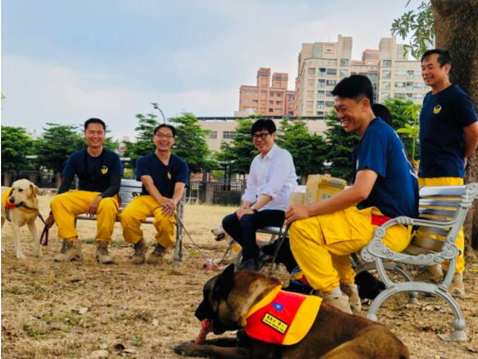 高雄市長陳其邁在國際搜救犬日到消防局搜救犬馴養中心表達關心與感謝 勉勵大家繼續加油 也希望台灣平安
