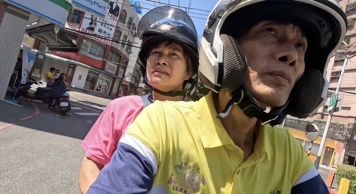 永昌社區理事長兼永昌里長游武雄在影片中載著太太段淑惠趕往受暴的美香家中調解、協助 ... ...